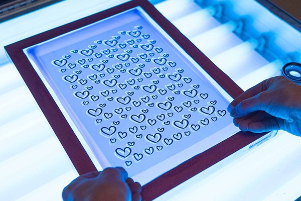 ![Silk screen printing, Applications in cosmetic packaging](https://jinlinpackaging.com/wp-content/uploads/2024/11/Applications-of-Silk-Screen-Printing-in-Cosmetic-Packaging.jpg "Silk Screen, Cosmetic Packaging")