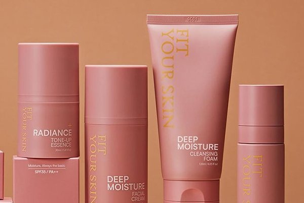 ![How to choose the right cosmetic packaging for a product](https://jinlinpackaging.com/wp-content/uploads/2024/11/How-to-Choose-the-Right-Cosmetic-Packaging-for-a-Product.jpg "Choosing cosmetic packaging")