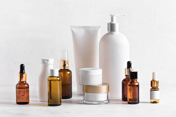 ![Is Plastic or Glass Better for Cosmetics](https://jinlinpackaging.com/wp-content/uploads/2024/11/Is-Plastic-or-Glass-Better-for-Cosmetics-1.jpg "Plastic vs glass, packaging")