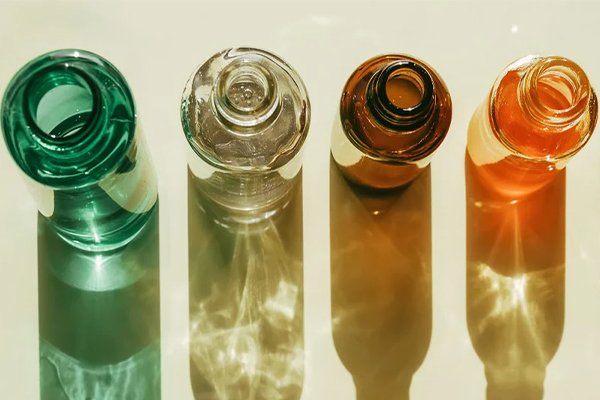 ![Is Plastic or Glass Better for Cosmetics](https://jinlinpackaging.com/wp-content/uploads/2024/11/Is-Plastic-or-Glass-Better-for-Cosmetics-2.jpg "Plastic vs Glass")