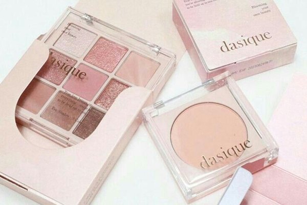 ![Minimalism and luxury in makeup packaging](https://jinlinpackaging.com/wp-content/uploads/2024/11/Minimalism-and-Luxury-The-Balance-in-Future-Makeup-Packaging.jpg "Minimalist luxury")