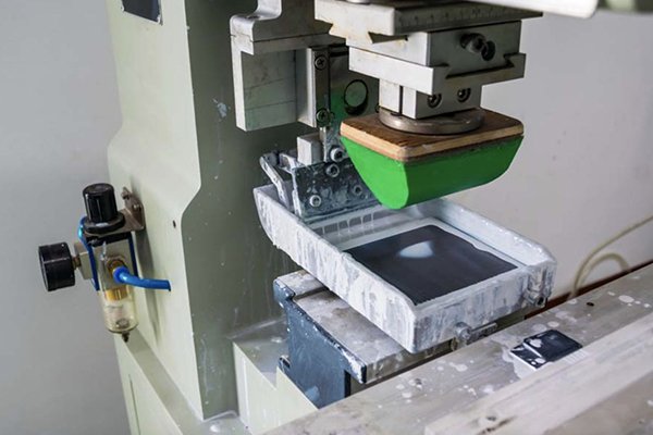 ![Pad printing on curved surface, detailed image of the process](https://jinlinpackaging.com/wp-content/uploads/2024/11/Pad-Printing-What-Makes-It-Suitable-for-Curved-Surfaces.jpg "Pad printing process")
