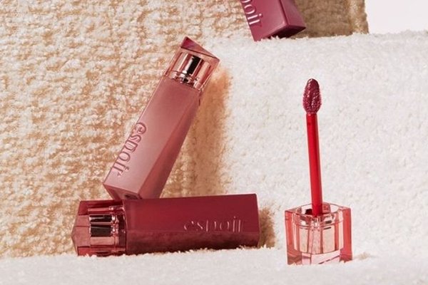![Selecting the Right Material for Lip Gloss Tubes, image showing a variety of lip gloss tube materials](https://jinlinpackaging.com/wp-content/uploads/2024/11/Selecting-the-Right-Material-for-Lip-Gloss-Tubes.jpg "Lip gloss tubes, packaging material")