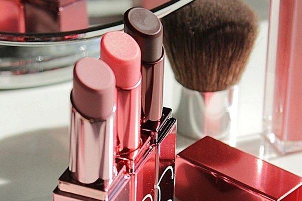 ![Advantages of plastic lipstick tubes](https://jinlinpackaging.com/wp-content/uploads/2024/11/What-Are-the-Advantages-of-Plastic-Lipstick-Tubes.jpg "Plastic lipstick tubes")