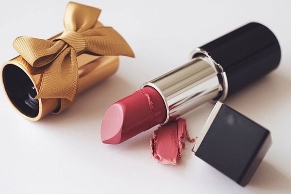 ![Lipstick Tube Manufacturing, Key steps in production](https://jinlinpackaging.com/wp-content/uploads/2024/11/What-Are-the-Key-Steps-in-Lipstick-Tube-Manufacturing.jpg "Lipstick tube manufacturing process")