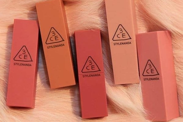 ![Challenges in labeling lipstick in a tube](https://jinlinpackaging.com/wp-content/uploads/2024/11/What-Challenges-Arise-in-Labeling-Lipstick-in-a-Tube.jpg "Labeling lipstick in tube")