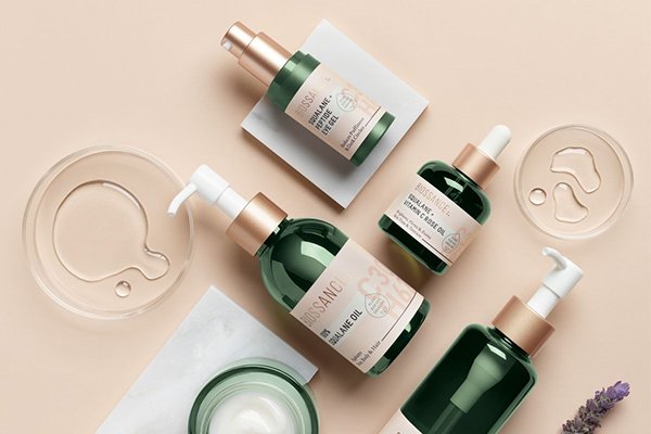 ![Customization options with cosmetic packaging manufacturer](https://jinlinpackaging.com/wp-content/uploads/2024/11/What-Customization-Options-Should-You-Explore-with-a-Cosmetic-Packaging-Manufacturer.jpg "Cosmetic packaging customization")