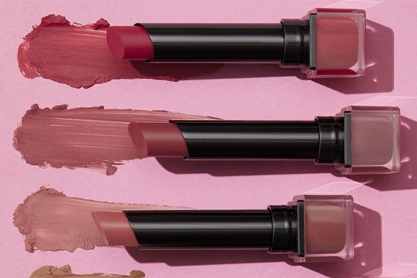 glossy lipstick and its appeal
