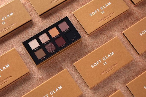 Custom packaging for eyeshadow palettes, essential branding
