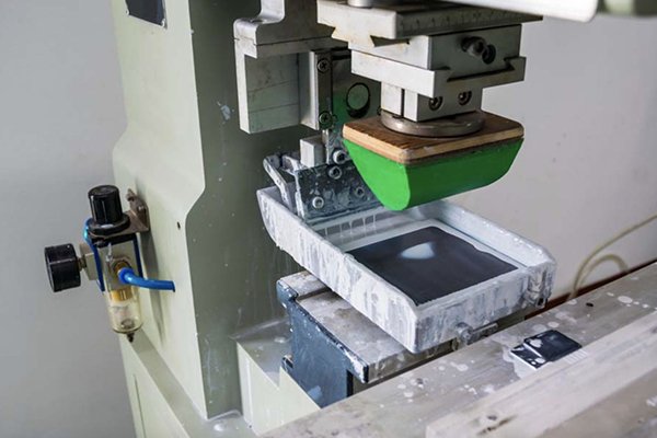 Comparison of pad printing and screen printing techniques, highlighting differences in application and surfaces