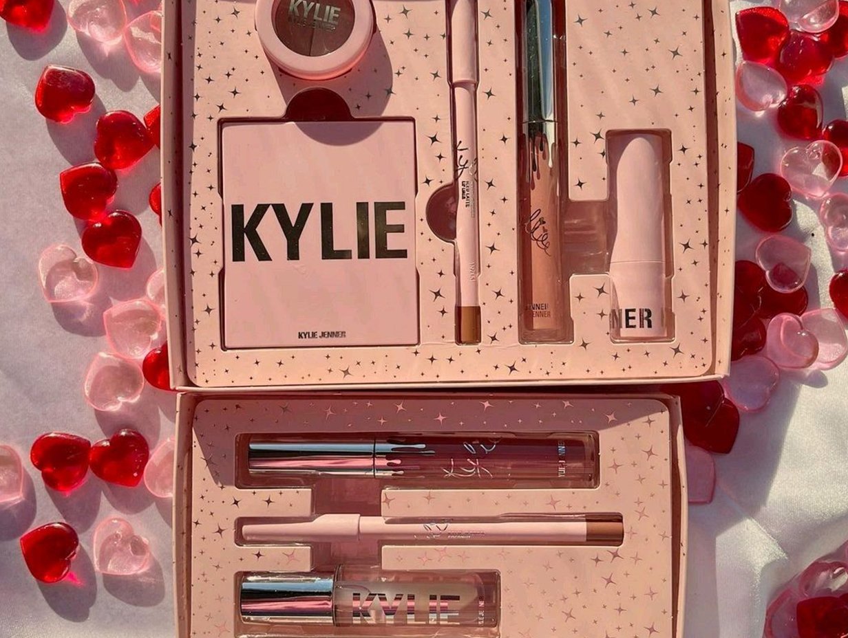 ![Cosmetic packaging importance, enhances product appeal and brand identity](https://jinlinpackaging.com/wp-content/uploads/2025/03/Why-is-packaging-important-in-cosmetics.jpg "Cosmetic Packaging Value")  